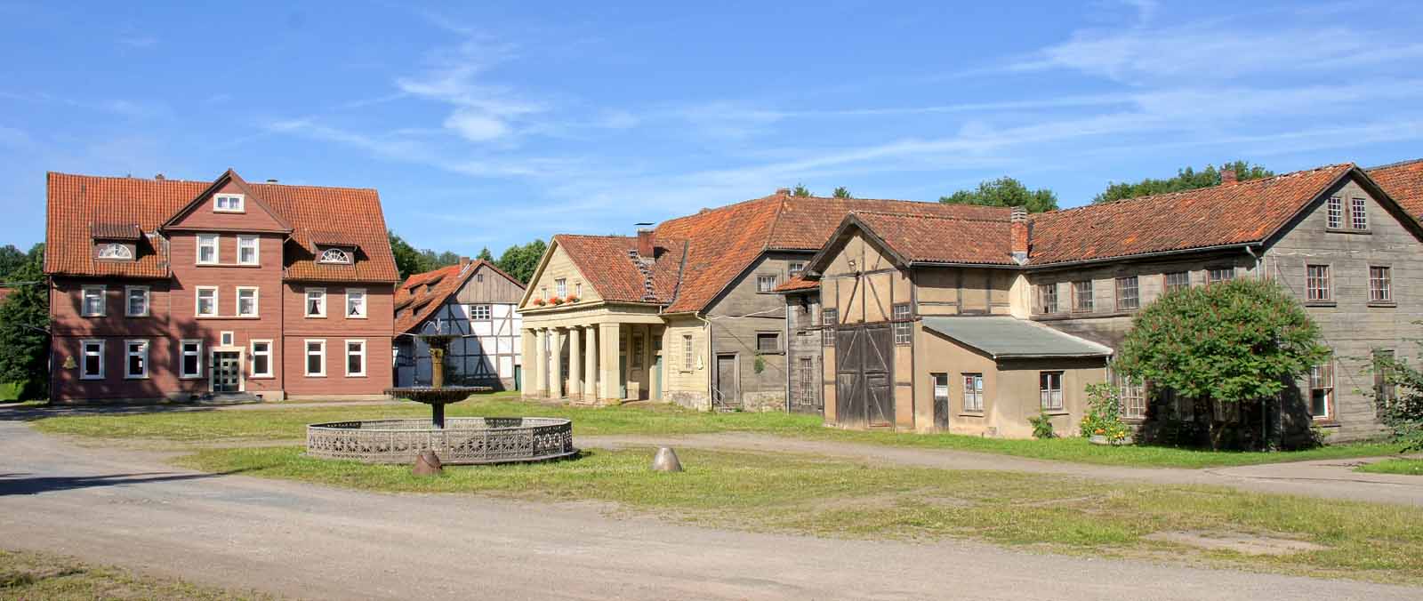 Blick auf den Hüttenhof mit Brunnen 