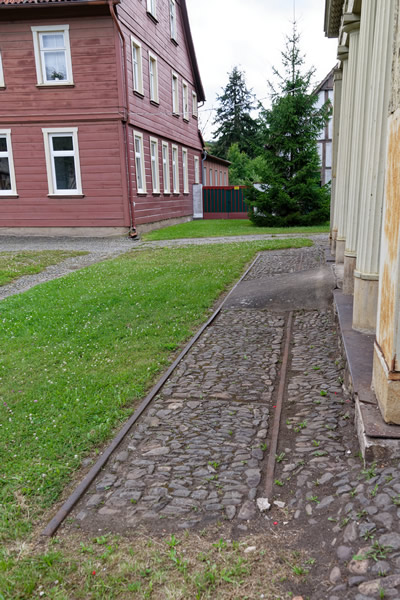 Eisenbahnschienen vor dem Eisenmagazin