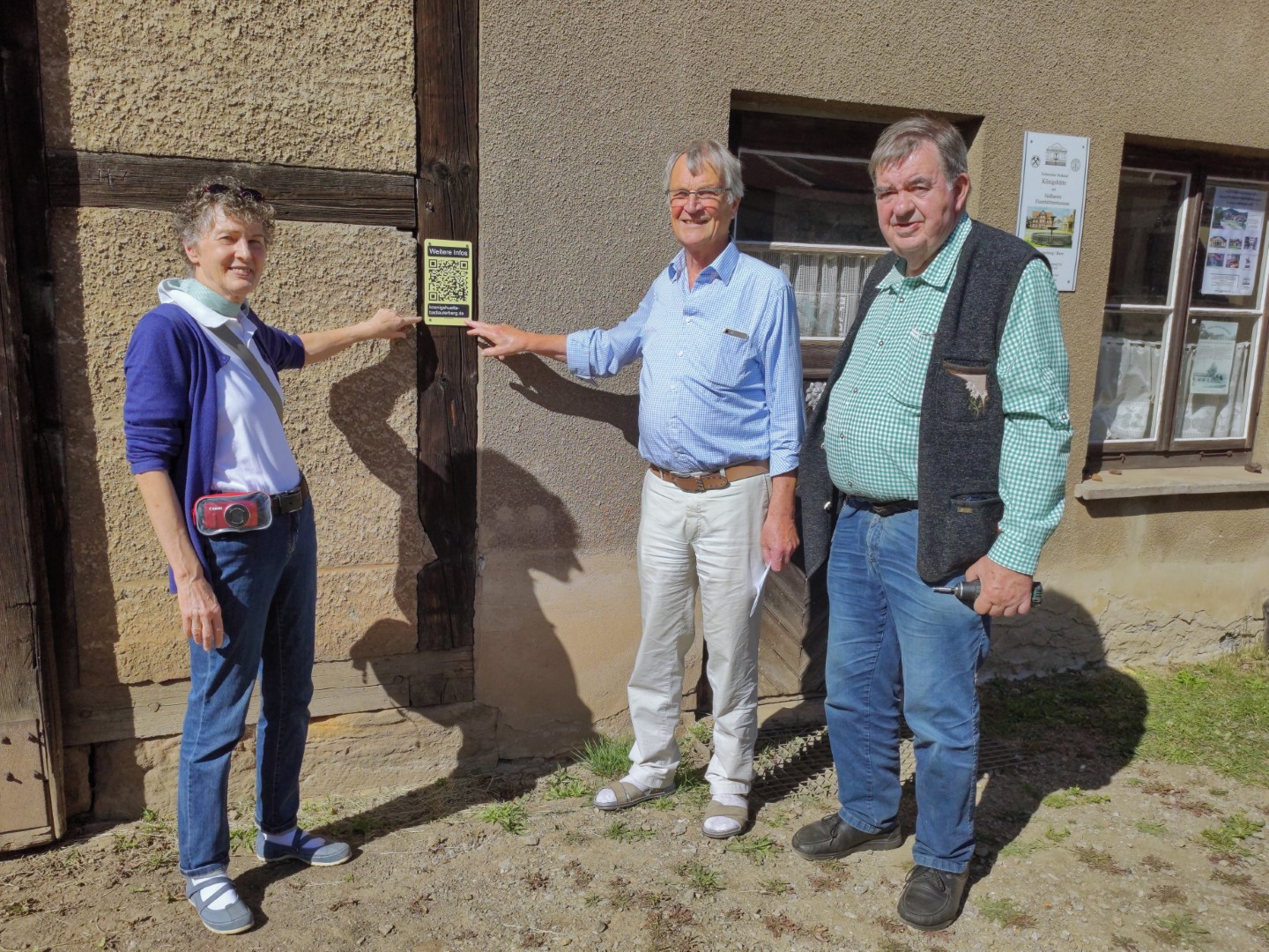 Members of the Förderkreis der Königshütte attaching the QR Code labels 